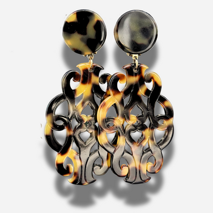 Boucles Sultane Écaille de Tokyo Francine Bramli Paris en résine marbrée noire et caramel avec motif ajouré élégant et sophistiqué.