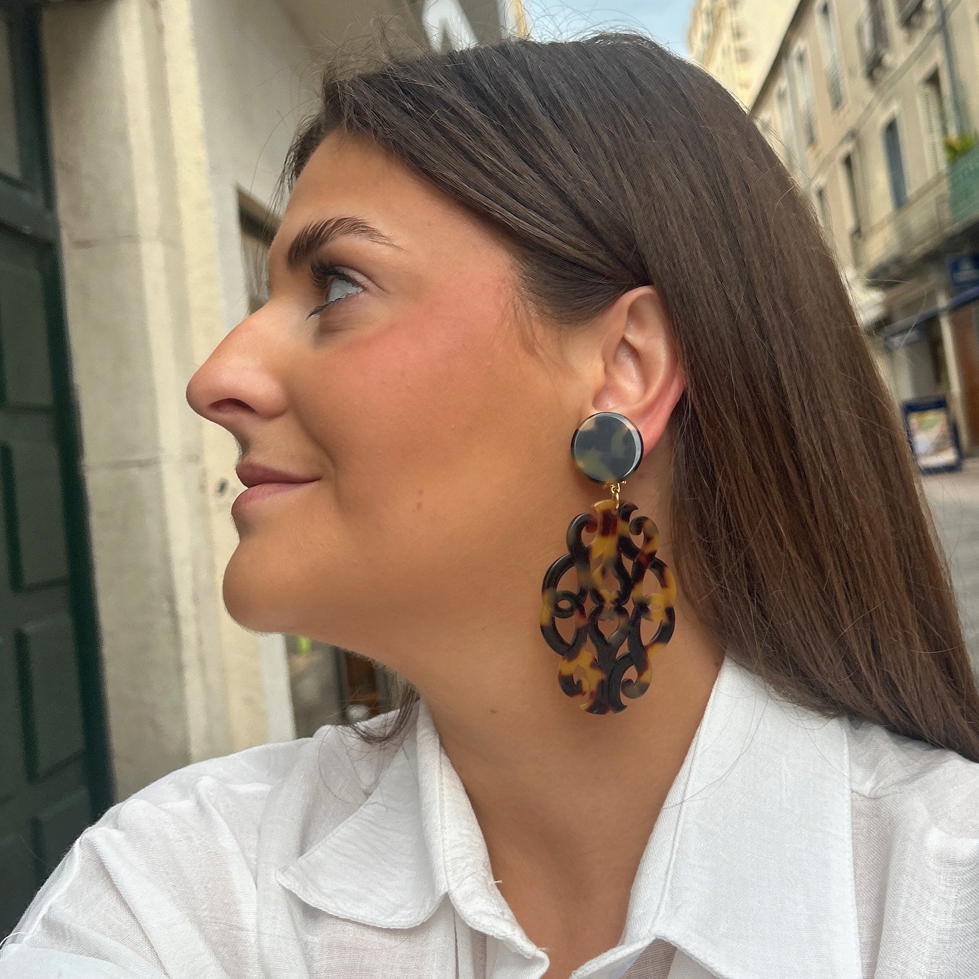 Boucles Sultane Écaille de Tokyo Francine Bramli Paris en résine marbrée noire et caramel avec motif ajouré élégant et sophistiqué.
