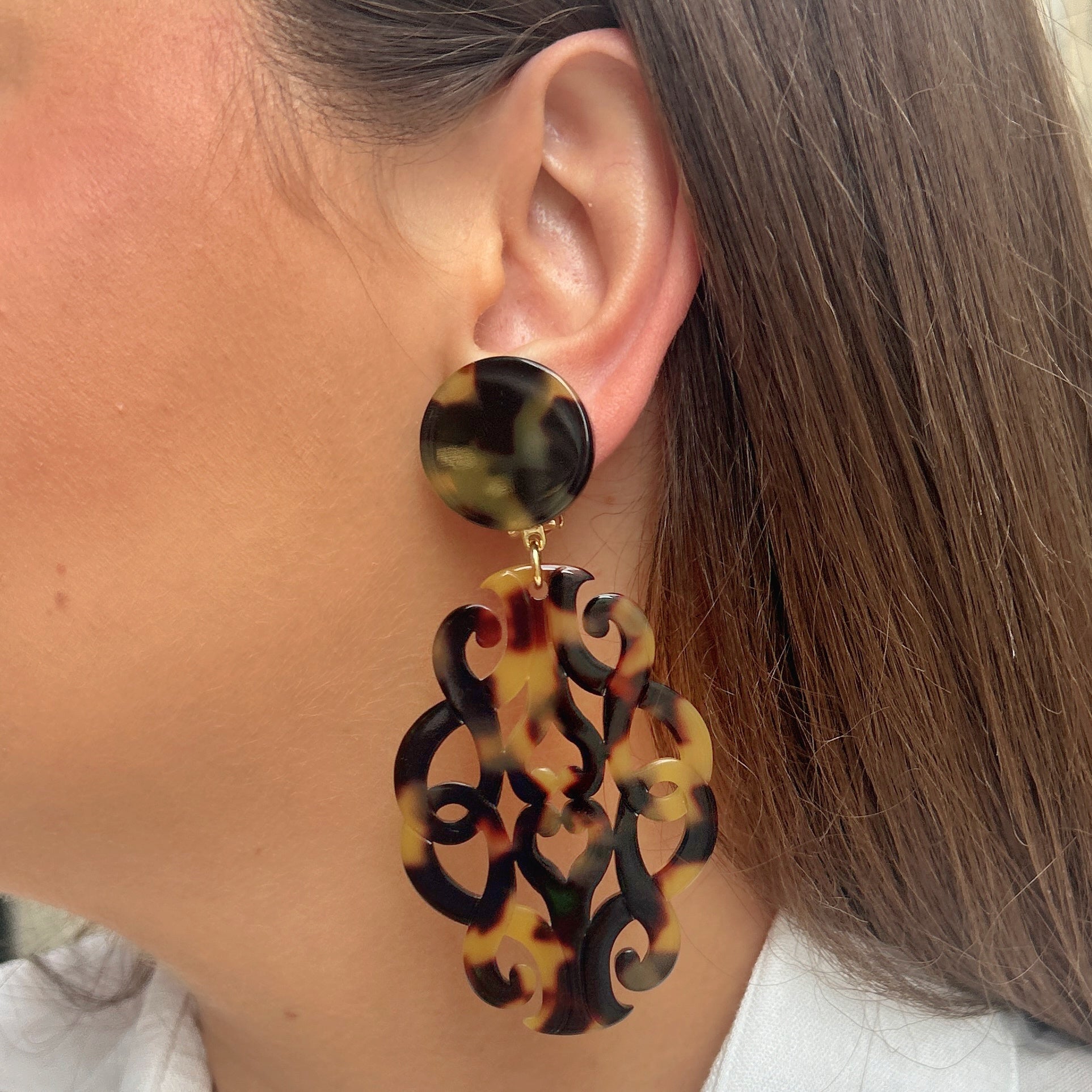 Boucles Sultane Écaille de Tokyo Francine Bramli Paris en résine marbrée noire et caramel avec motif ajouré élégant et sophistiqué.