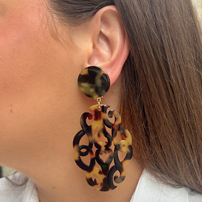 Boucles Sultane Écaille de Tokyo Francine Bramli Paris en résine marbrée noire et caramel avec motif ajouré élégant et sophistiqué.