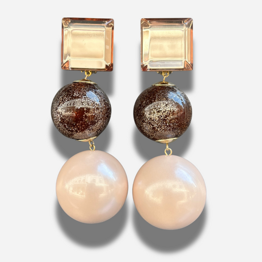 Boucles Suma Rose Chocolat Francine Bramli Paris avec perle rose nacrée et sphère chocolat pailletée