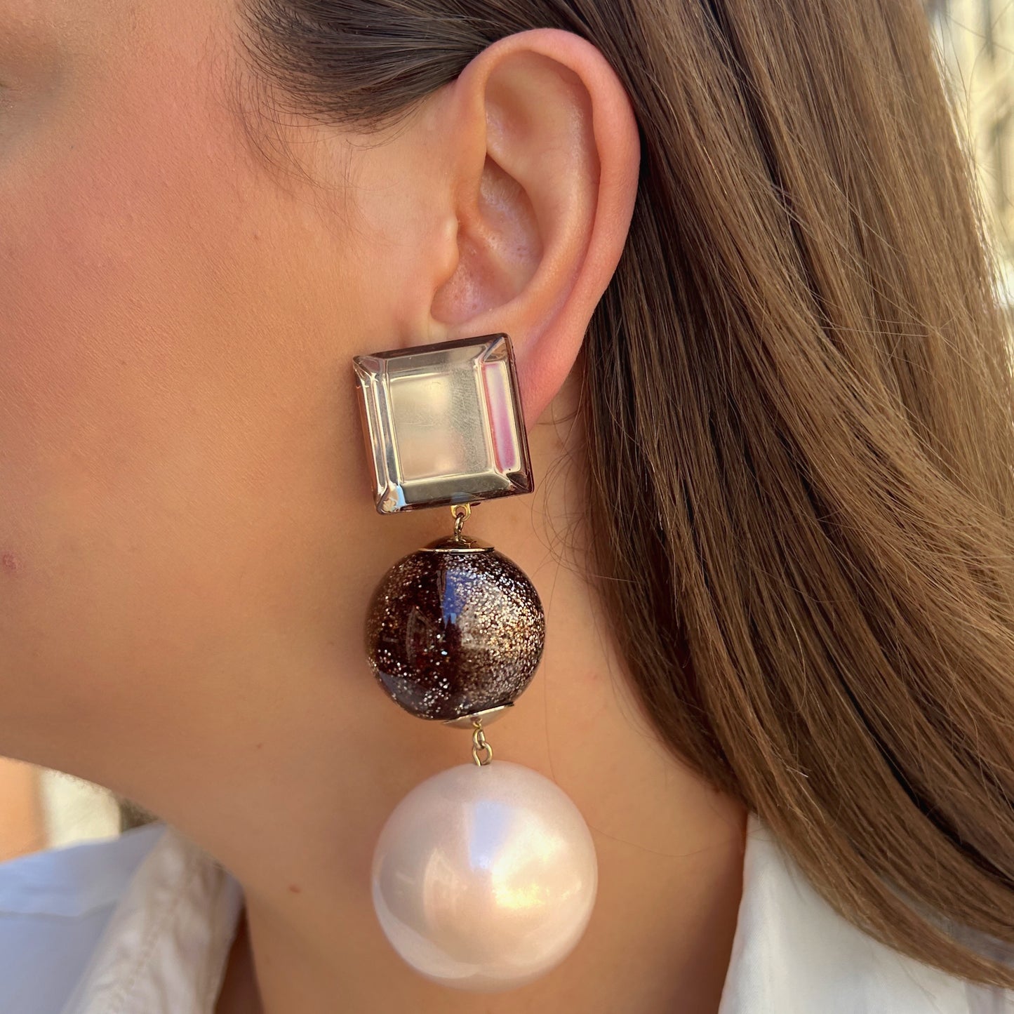 Boucles Suma Rose Chocolat Francine Bramli Paris avec perle rose nacrée et sphère chocolat pailletée