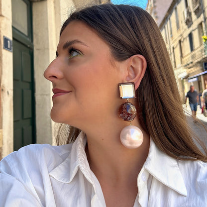 Boucles Suma Rose Chocolat Francine Bramli Paris avec perle rose nacrée et sphère chocolat pailletée