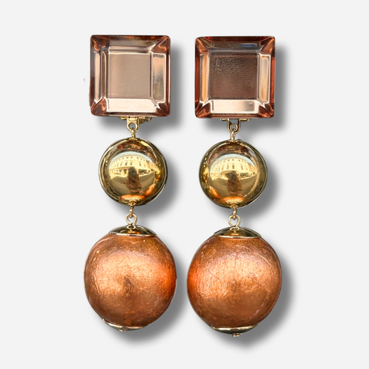 Boucles Sumac Bronze Francine Bramli Paris avec cabochon facetté rose poudré, perle dorée et sphère bronze métallisée