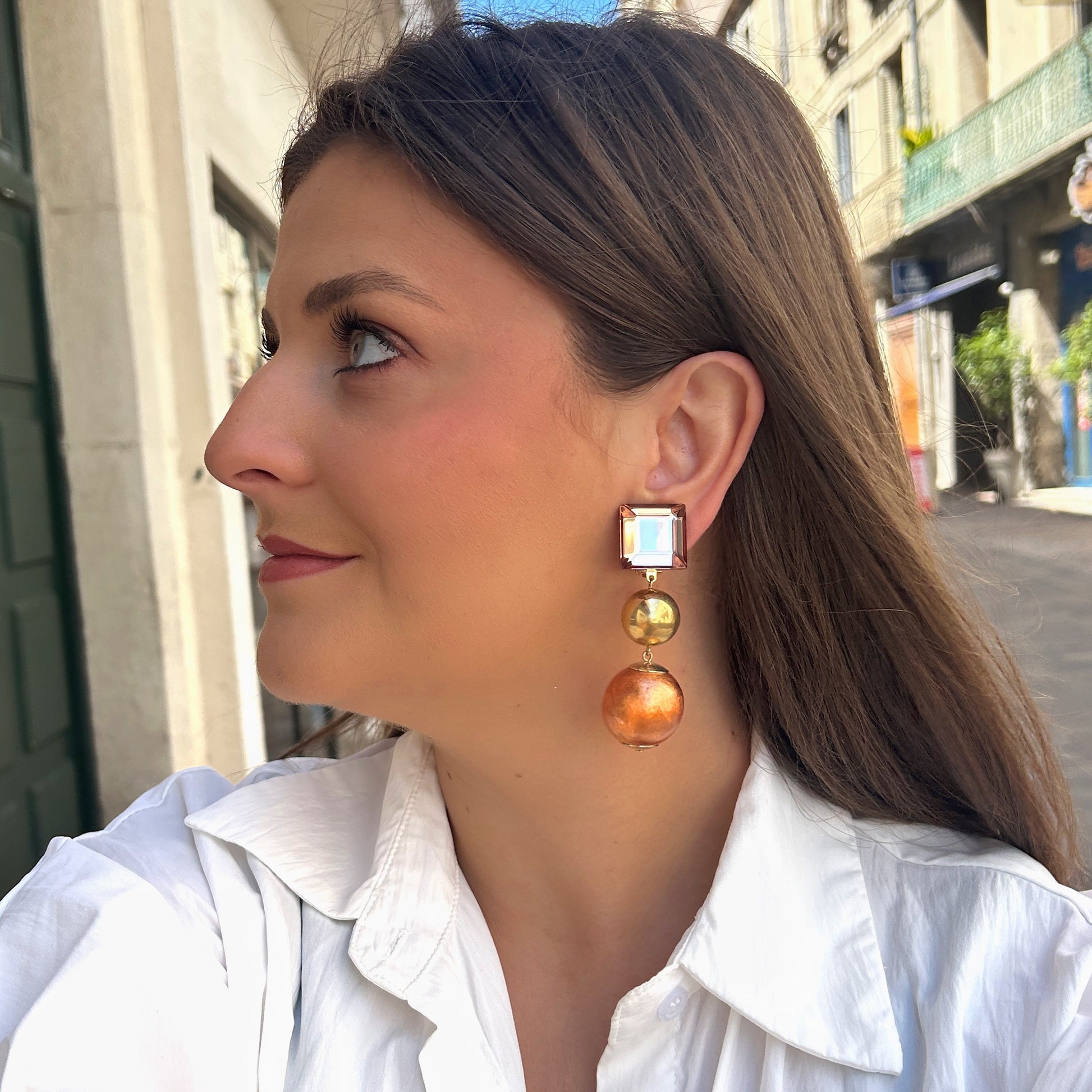 Boucles Sumac Bronze Francine Bramli Paris avec cabochon facetté rose poudré, perle dorée et sphère bronze métallisée