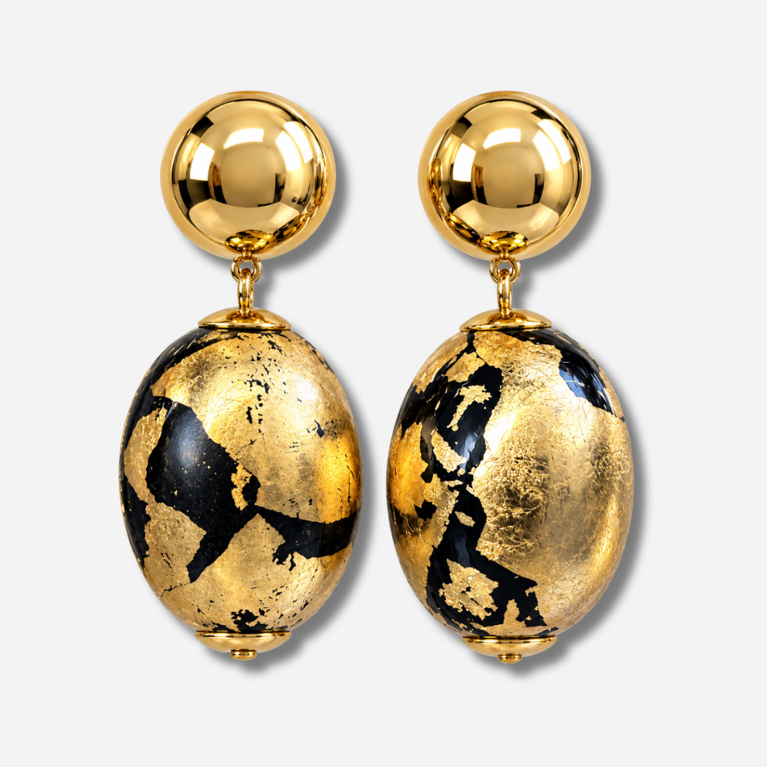 Boucles d’oreilles Sumac Noir Gold à clips Francine Bramli Paris, cabochons ronds dorés effet miroir et grandes perles ovales noires à effet feuille d’or.