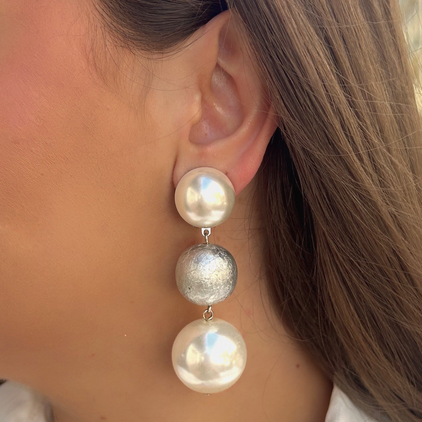 Boucles Sumac Perles Francine Bramli Paris avec perles nacrées blanches et sphère argentée texturée