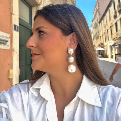Boucles Sumac Perles Francine Bramli Paris avec perles nacrées blanches et sphère argentée texturée
