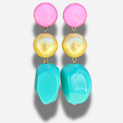 Boucles Sumac Rose Jaune Bleu Francine Bramli Paris en résine nacrée rose pastel jaune doré et bleu turquoise.