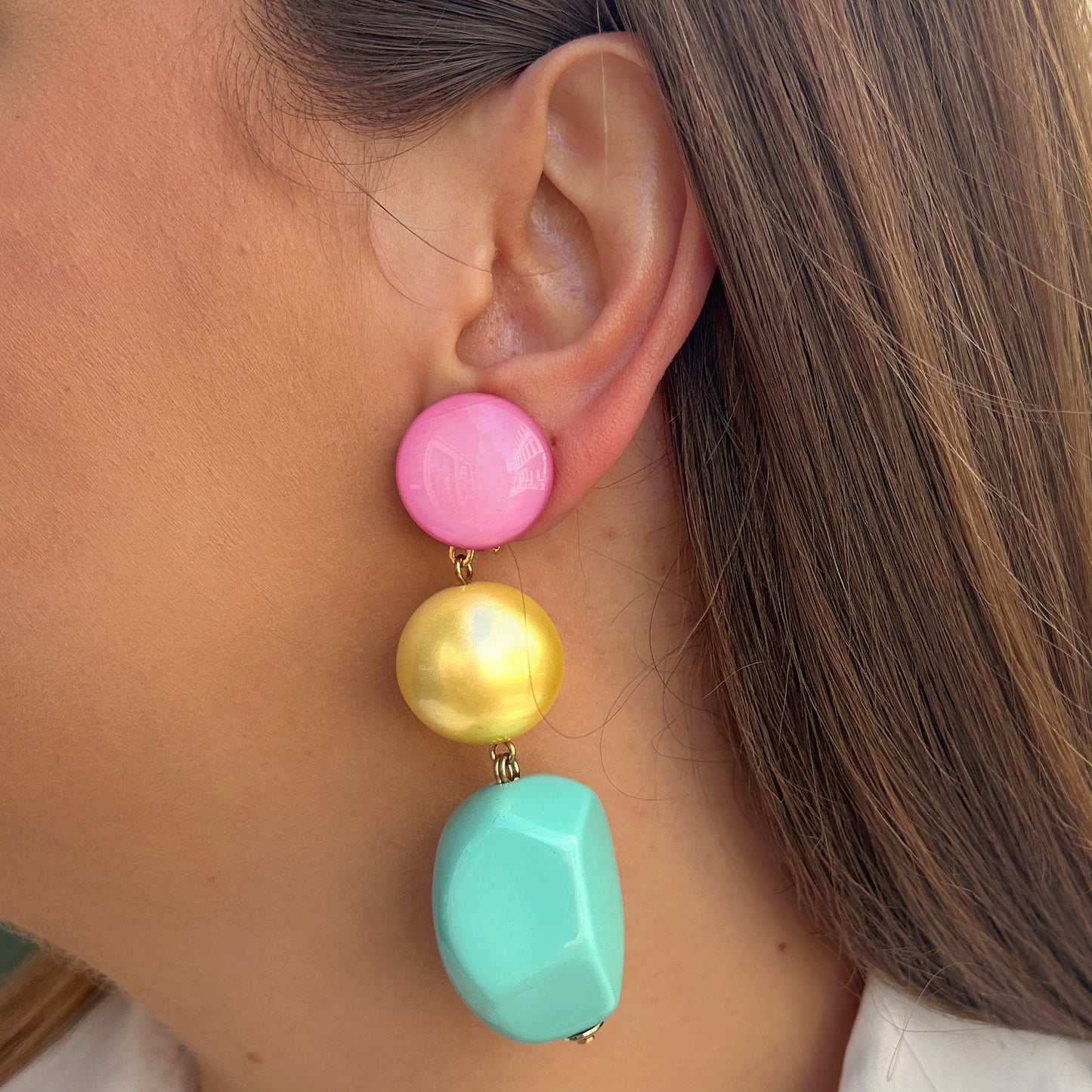 Boucles Sumac Rose Jaune Bleu Francine Bramli Paris en résine nacrée rose pastel jaune doré et bleu turquoise.