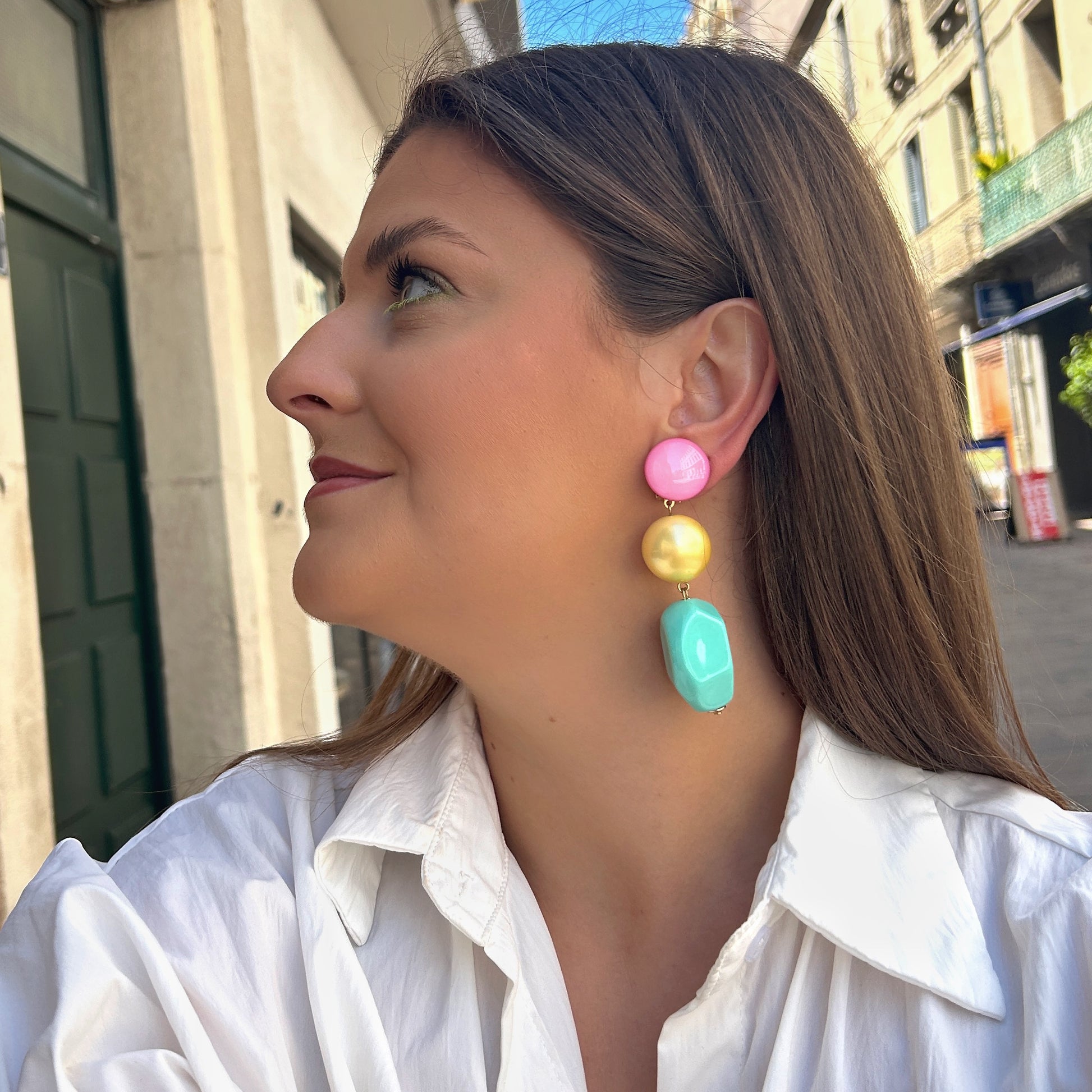 Boucles Sumac Rose Jaune Bleu Francine Bramli Paris en résine nacrée rose pastel jaune doré et bleu turquoise.