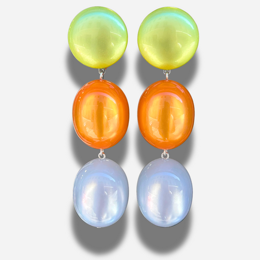 Boucles Sumac Vert Orange Bleu Francine Bramli Paris en résine nacrée multicolore vert anis orange et bleu ciel.