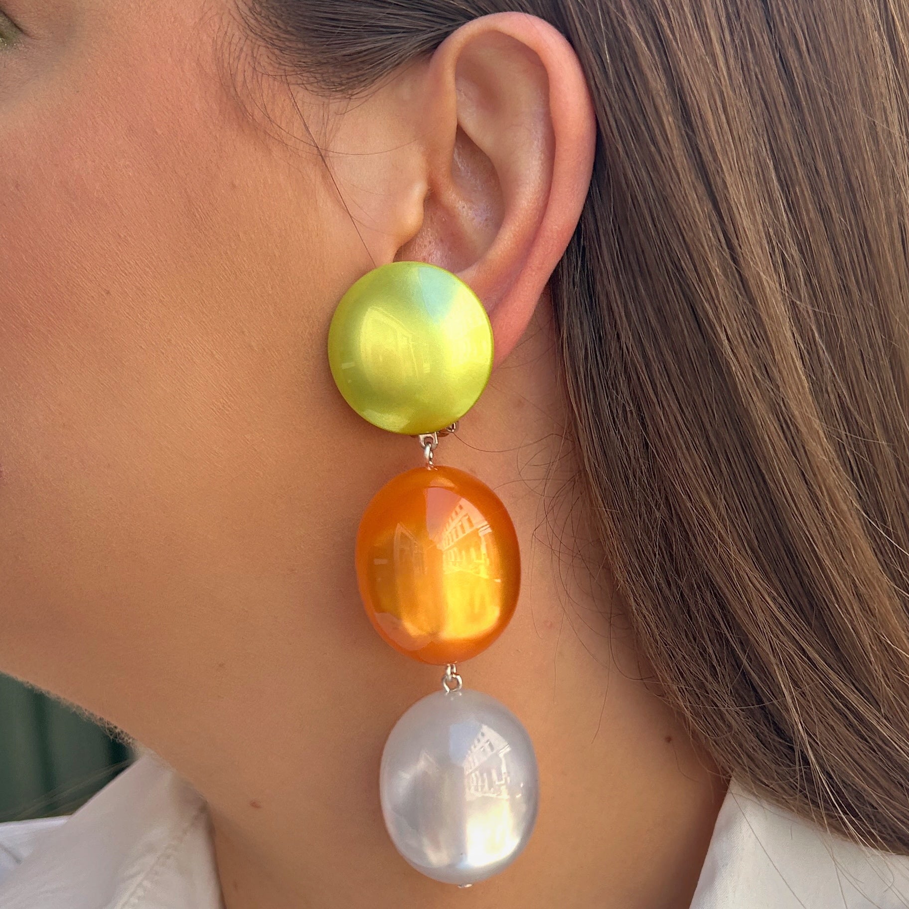 Boucles Sumac Vert Orange Bleu Francine Bramli Paris en résine nacrée multicolore vert anis orange et bleu ciel.
