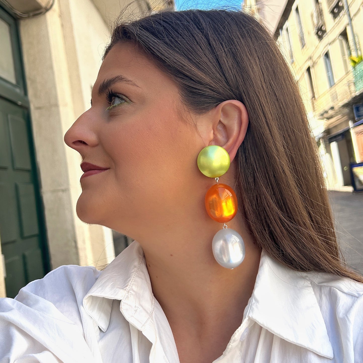 Boucles Sumac Vert Orange Bleu Francine Bramli Paris en résine nacrée multicolore vert anis orange et bleu ciel.