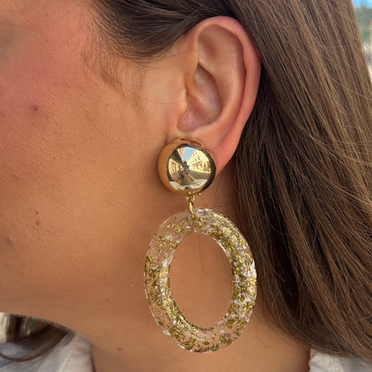 Boucles Sydney Gold Francine Bramli Paris en résine transparente avec éclats dorés et cabochon rond doré