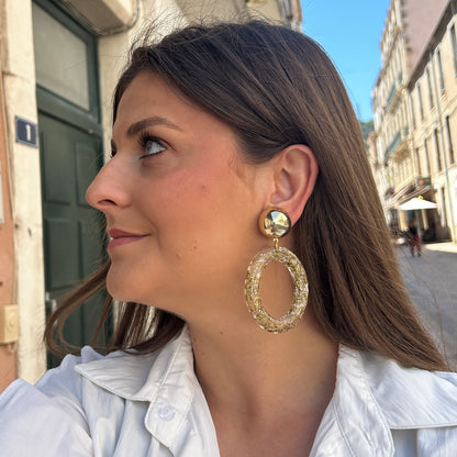Boucles Sydney Gold Francine Bramli Paris en résine transparente avec éclats dorés et cabochon rond doré