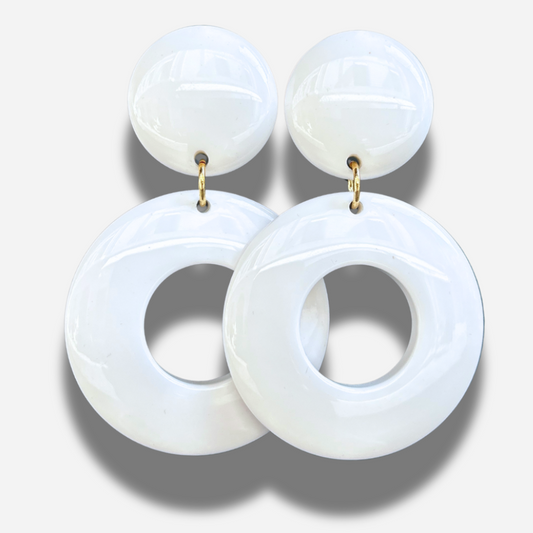 Boucles Tabasco Blanc Francine Bramli Paris en résine blanche graphique chez Divinity Sète