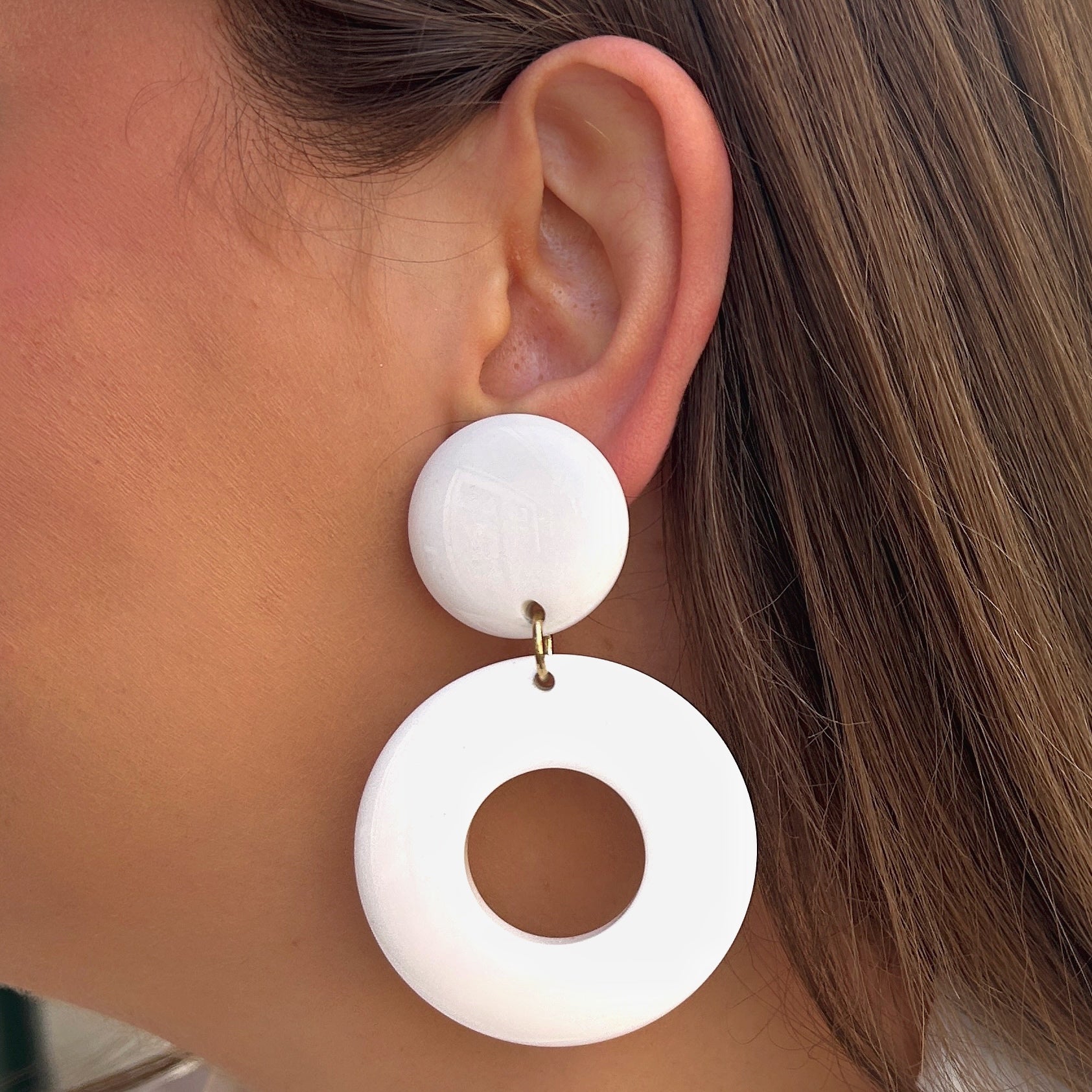 Boucles Tabasco Blanc Francine Bramli Paris en résine blanche graphique chez Divinity Sète