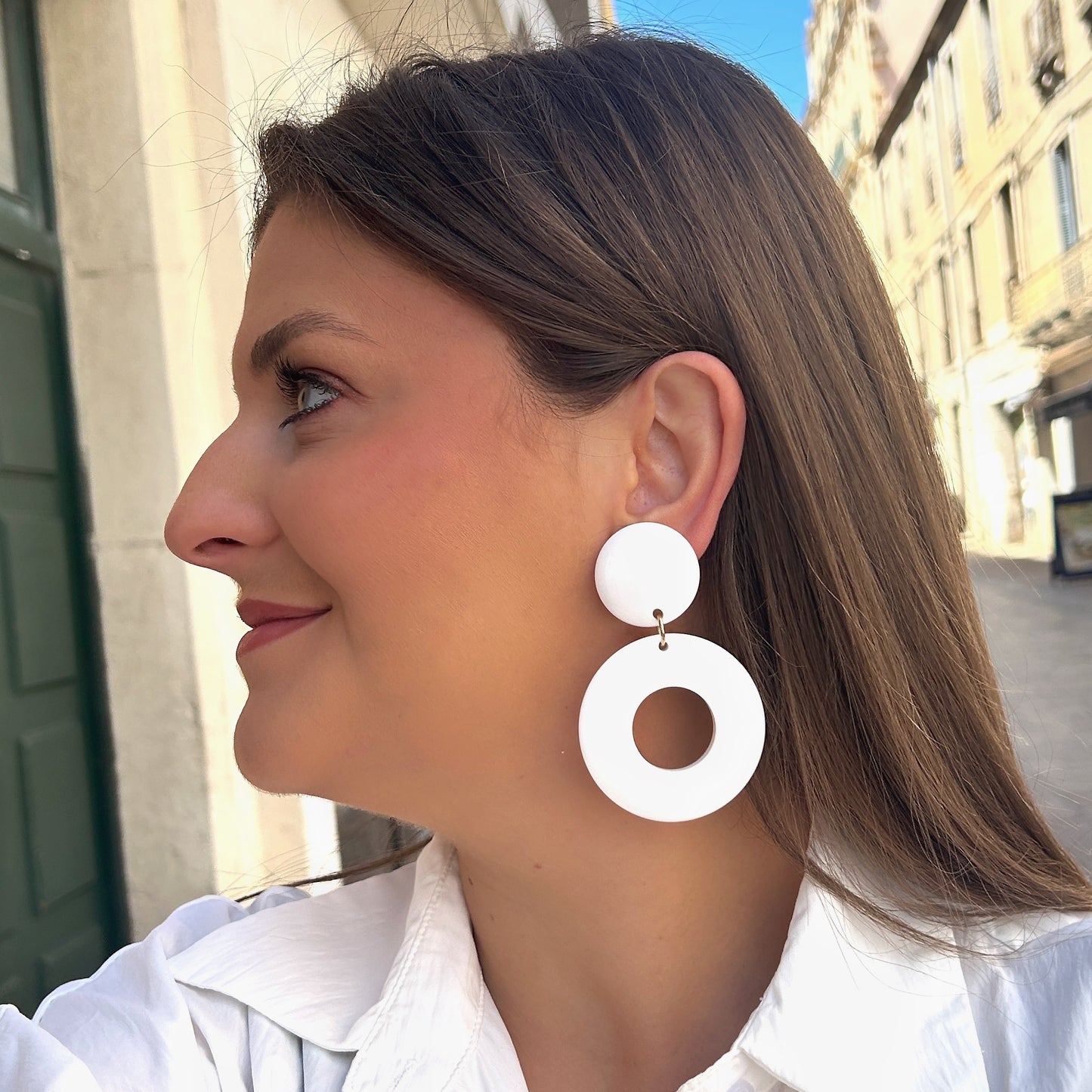 Boucles Tabasco Blanc Francine Bramli Paris en résine blanche graphique chez Divinity Sète