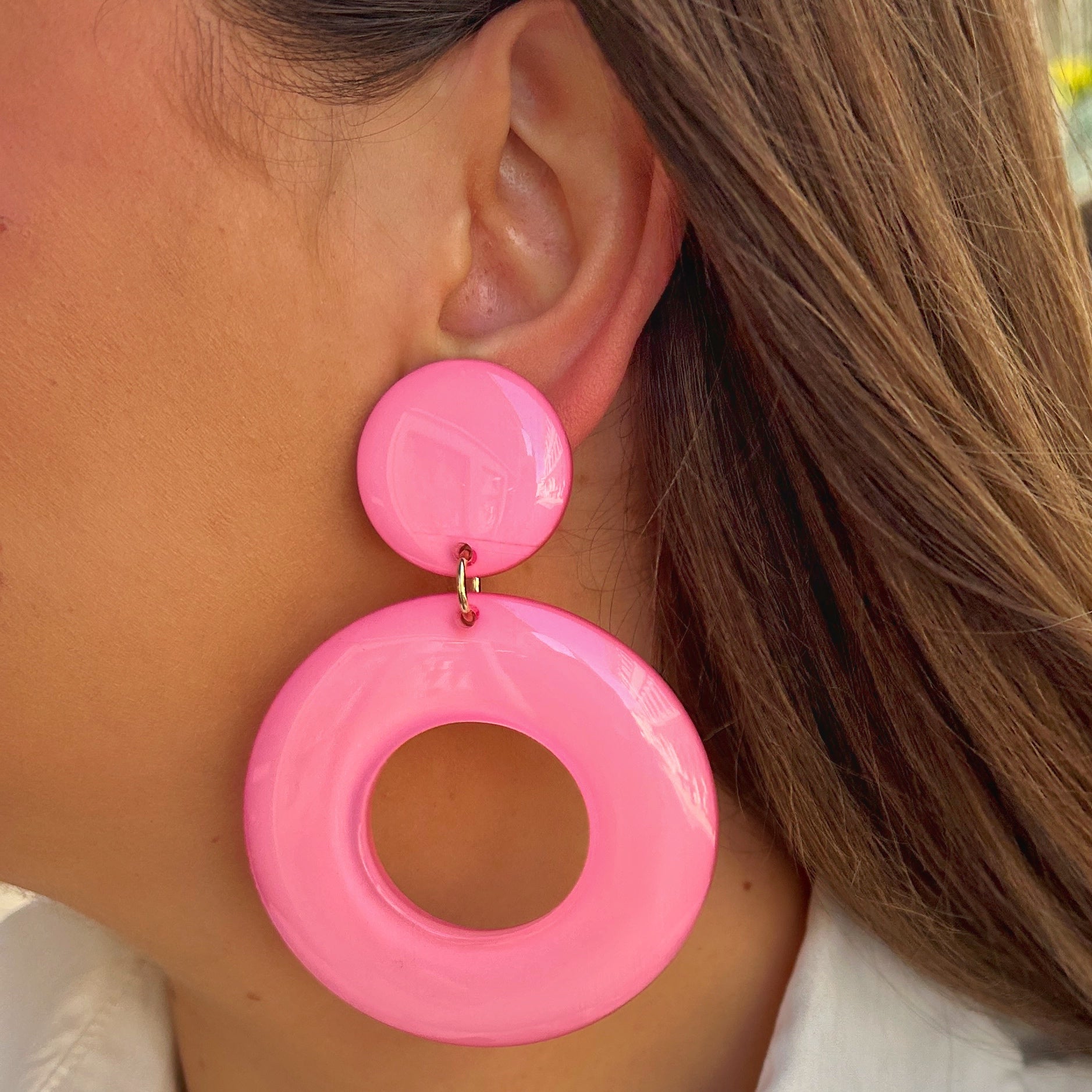 Boucles Tabasco Rose Francine Bramli Paris en résine rose glossy XXL chez Divinity Sète