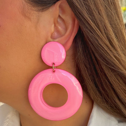 Boucles Tabasco Rose Francine Bramli Paris en résine rose glossy XXL chez Divinity Sète