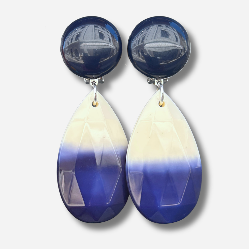 Boucles d'oreilles Taïs Bleu Francine Bramli Paris avec puce ronde bleu marine et pendentif goutte facetté blanc et bleu en résine.