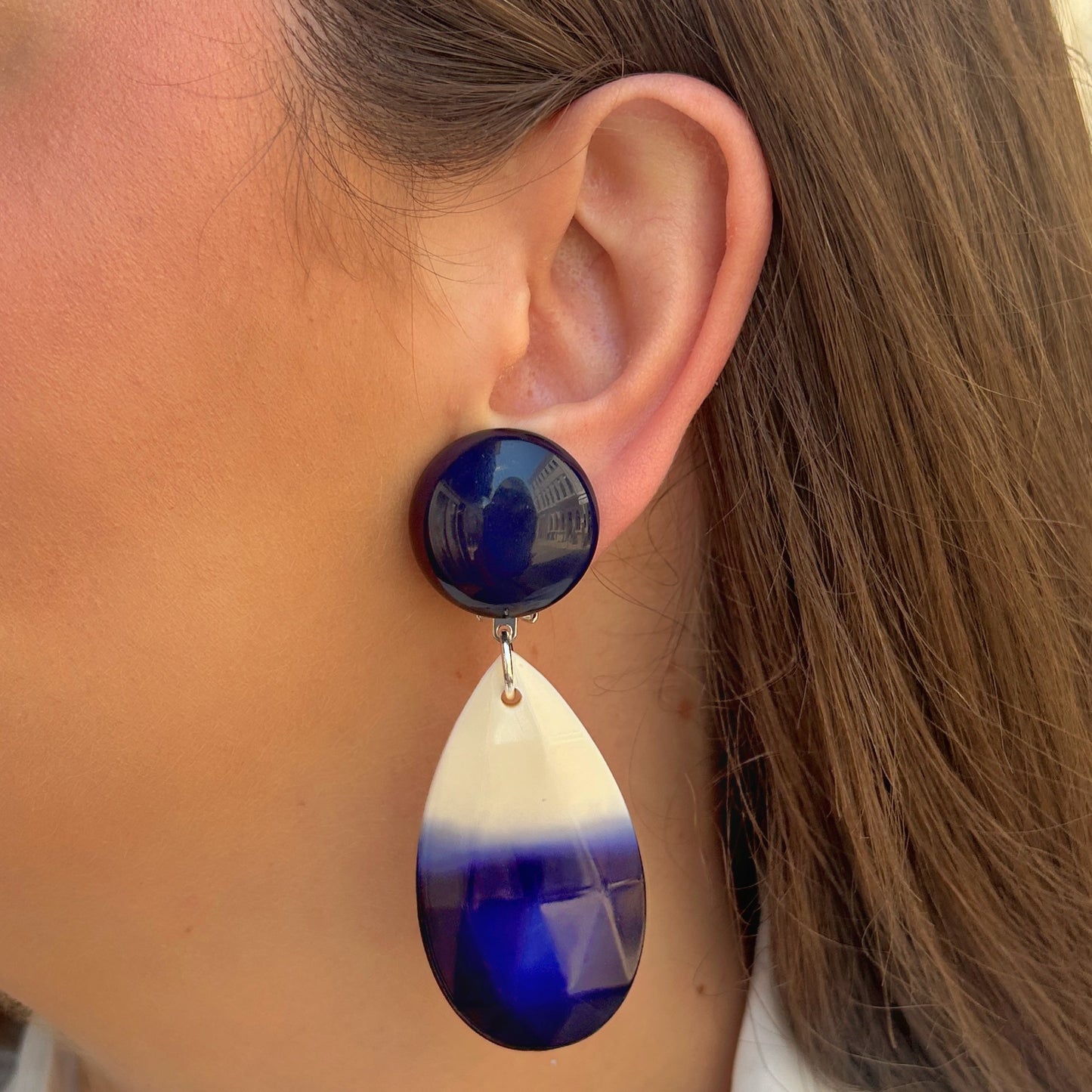 Boucles d'oreilles Taïs Bleu Francine Bramli Paris avec puce ronde bleu marine et pendentif goutte facetté blanc et bleu en résine.