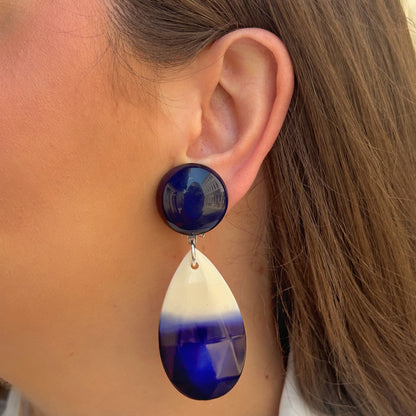 Boucles d'oreilles Taïs Bleu Francine Bramli Paris avec puce ronde bleu marine et pendentif goutte facetté blanc et bleu en résine.