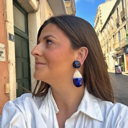 Boucles d'oreilles Taïs Bleu Francine Bramli Paris avec puce ronde bleu marine et pendentif goutte facetté blanc et bleu en résine.