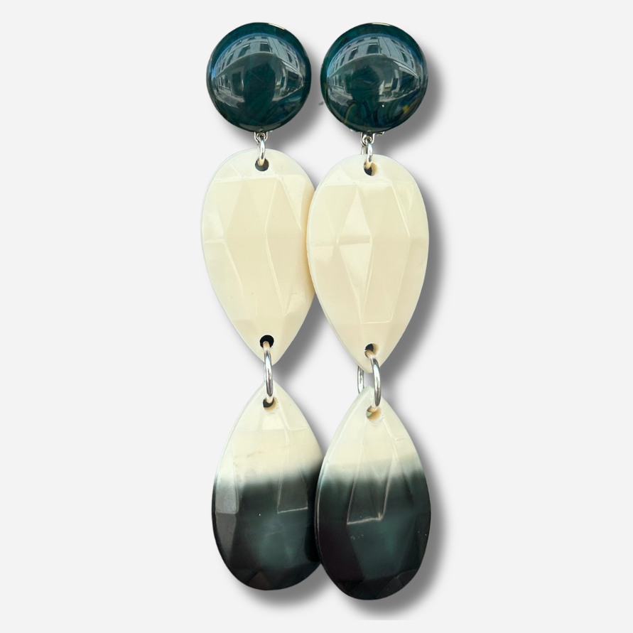 Boucles d'oreilles Taïs Double Vert Francine Bramli Paris avec puce ronde vert marbré et double pendentif goutte facetté ivoire et vert émeraude en résine.