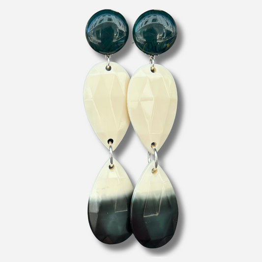 Boucles d'oreilles Taïs Double Vert Francine Bramli Paris avec puce ronde vert marbré et double pendentif goutte facetté ivoire et vert émeraude en résine.
