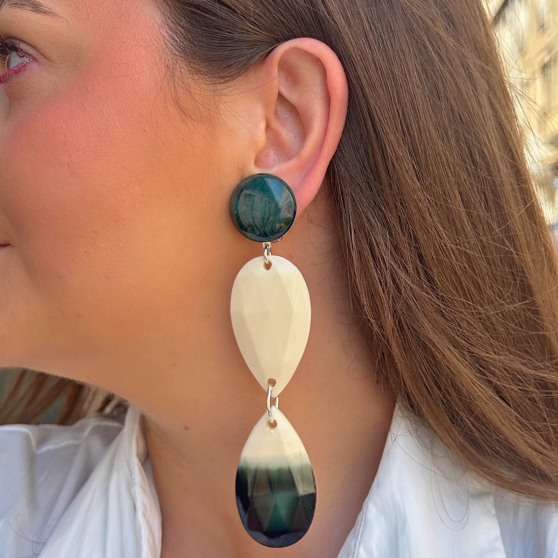 Boucles d'oreilles Taïs Double Vert Francine Bramli Paris avec puce ronde vert marbré et double pendentif goutte facetté ivoire et vert émeraude en résine.