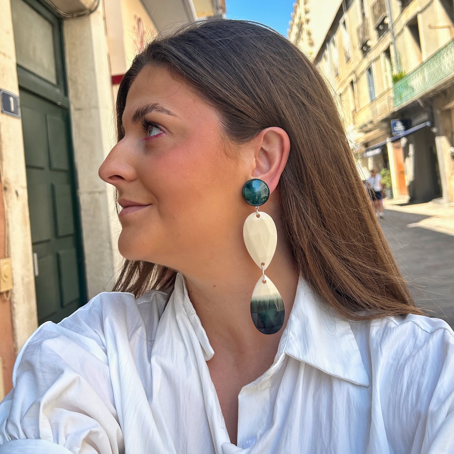 Boucles d'oreilles Taïs Double Vert Francine Bramli Paris avec puce ronde vert marbré et double pendentif goutte facetté ivoire et vert émeraude en résine.