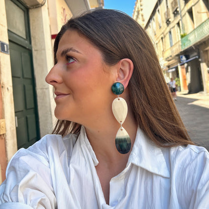 Boucles d'oreilles Taïs Double Vert Francine Bramli Paris avec puce ronde vert marbré et double pendentif goutte facetté ivoire et vert émeraude en résine.