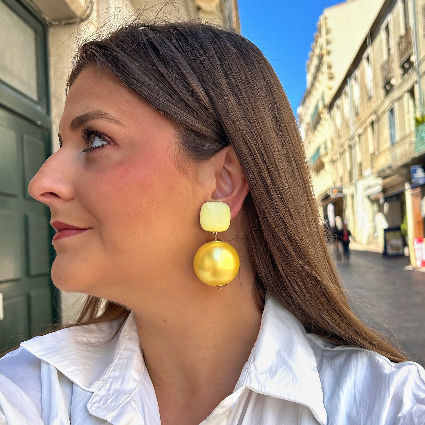 Boucles Thea Jaune Francine Bramli Paris avec cabochon jaune pastel et grande perle sphérique nacrée jaune.