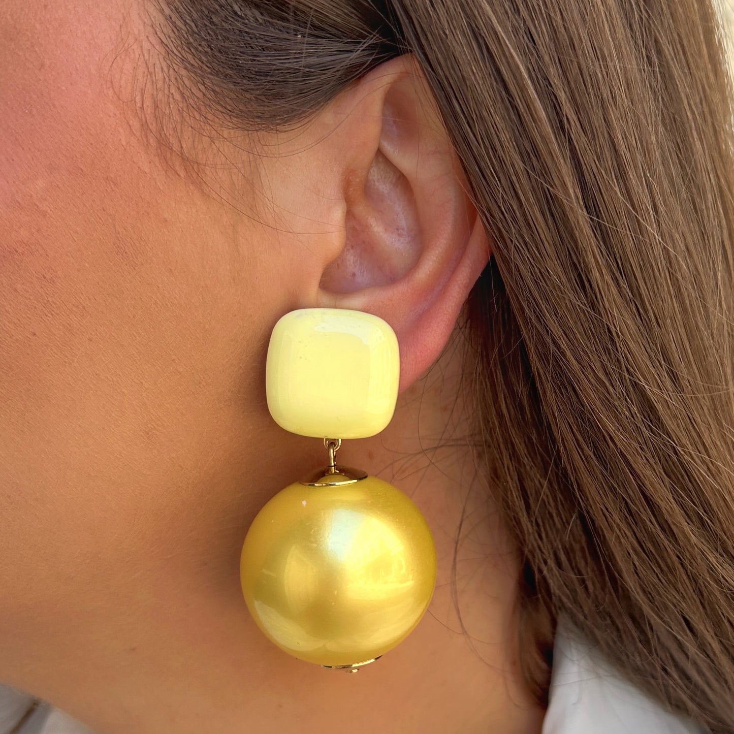 Boucles Thea Jaune Francine Bramli Paris avec cabochon jaune pastel et grande perle sphérique nacrée jaune.