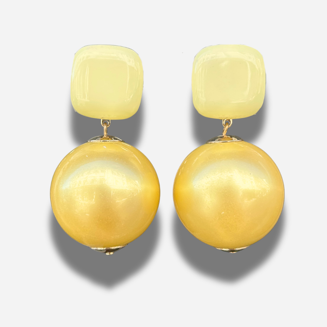 Boucles Thea Jaune Francine Bramli Paris avec cabochon jaune pastel et grande perle sphérique nacrée jaune.