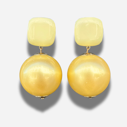 Boucles Thea Jaune Francine Bramli Paris avec cabochon jaune pastel et grande perle sphérique nacrée jaune.