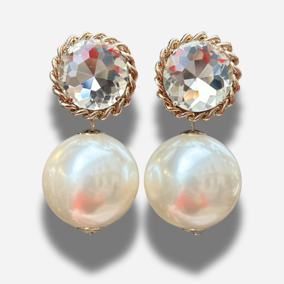 Boucles Theonie Gold XL Francine Bramli Paris avec grand cristal facetté serti dans une monture dorée torsadée et perle nacrée blanche.