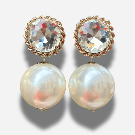 Boucles Theonie Gold XL Francine Bramli Paris avec grand cristal facetté serti dans une monture dorée torsadée et perle nacrée blanche.