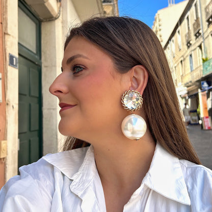 Boucles Theonie Gold XL Francine Bramli Paris avec grand cristal facetté serti dans une monture dorée torsadée et perle nacrée blanche.