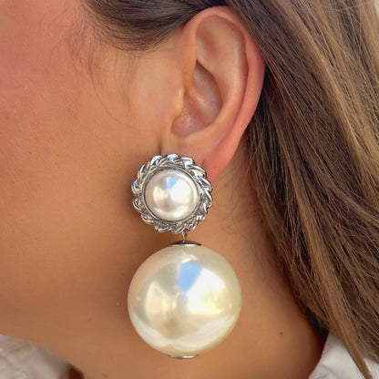 Boucles Théonie Silver XL Francine Bramli Paris avec perles nacrées XXL et cabochon argenté travaillé