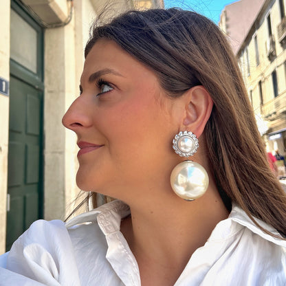 Boucles Théonie Silver XL Francine Bramli Paris avec perles nacrées XXL et cabochon argenté travaillé