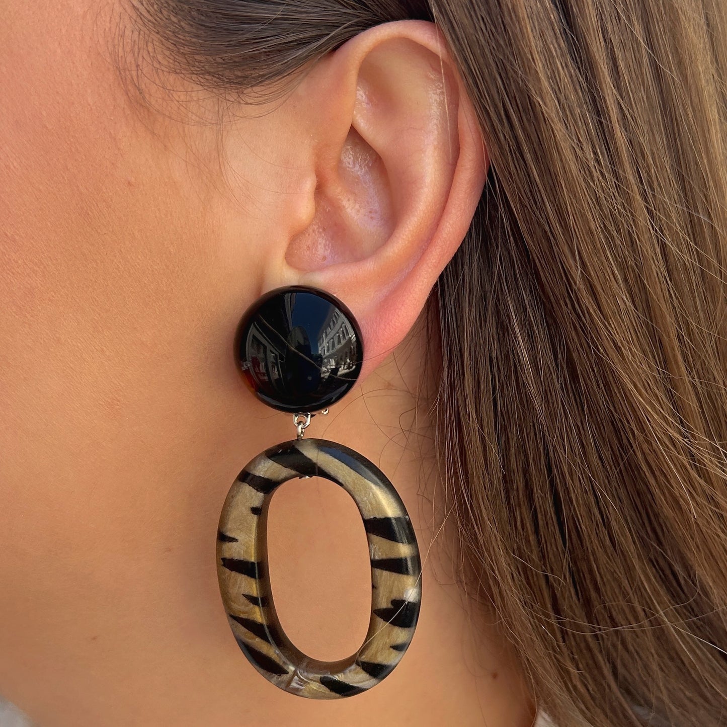 Boucles Tiger Francine Bramli Paris avec cabochon noir brillant et anneau résine motif tigre beige et noir