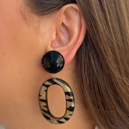 Boucles Tiger Francine Bramli Paris avec cabochon noir brillant et anneau résine motif tigre beige et noir