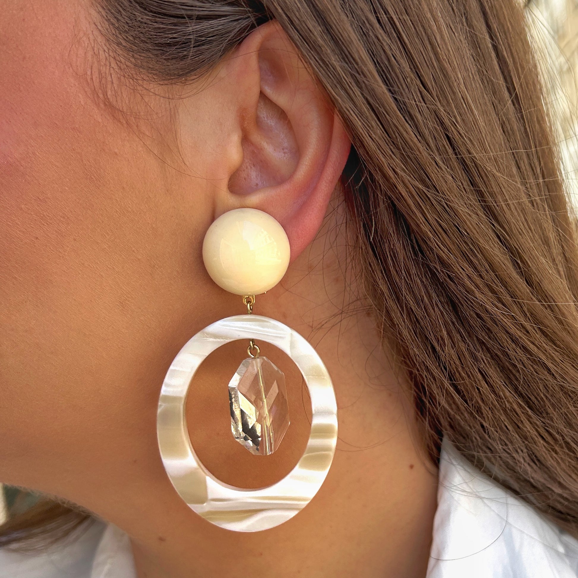 Boucles Tillo Alba Francine Bramli Paris avec anneau nacré blanc et cristal facetté transparent suspendu.