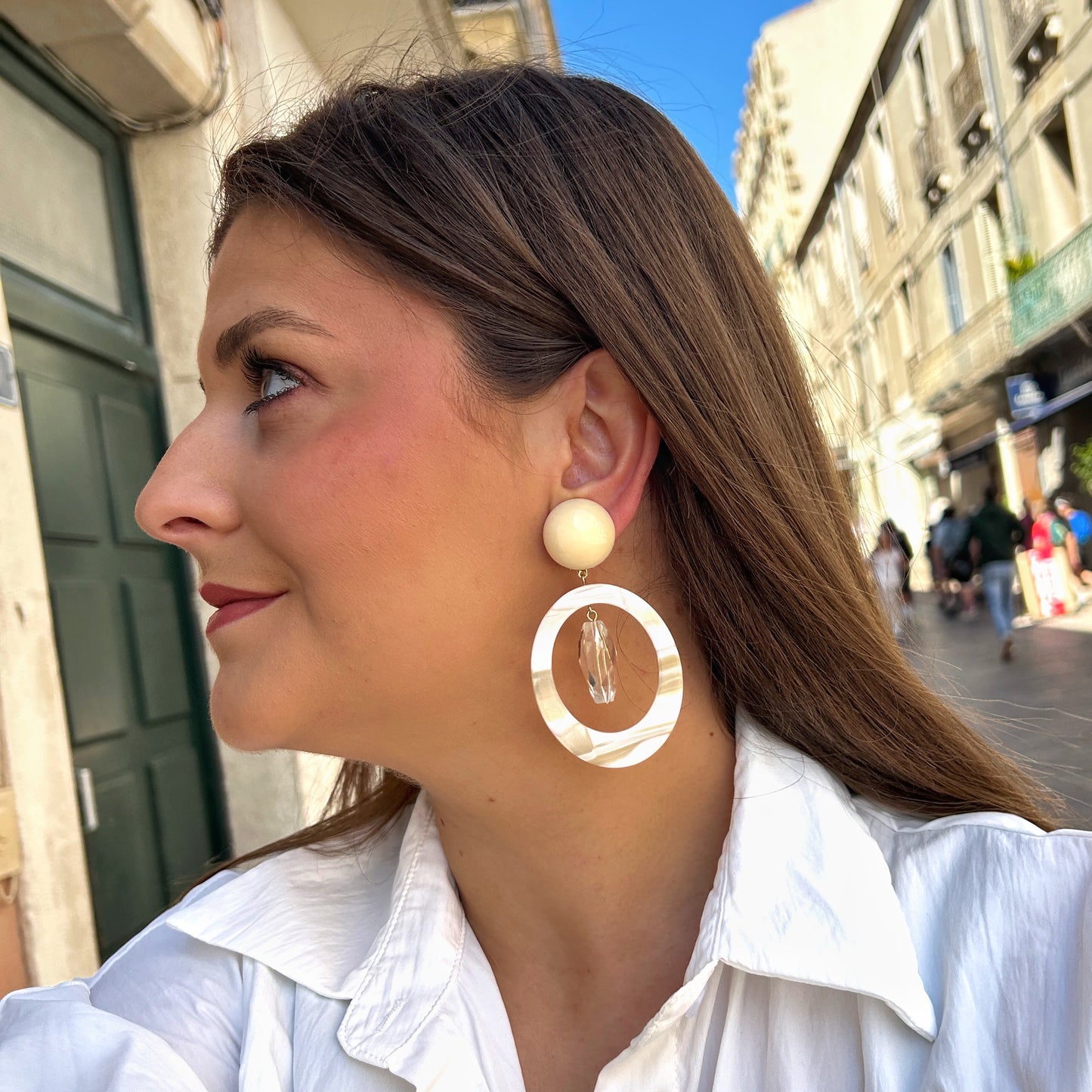 Boucles Tillo Alba Francine Bramli Paris avec anneau nacré blanc et cristal facetté transparent suspendu.