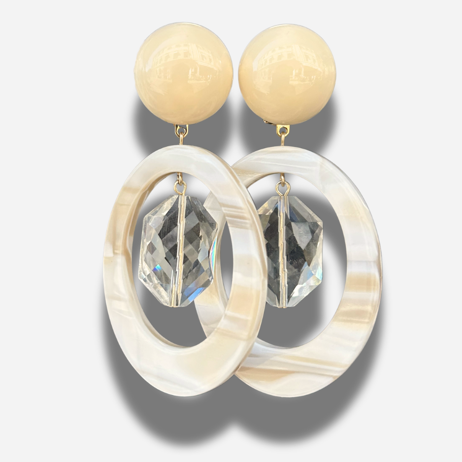 Boucles Tillo Alba Francine Bramli Paris avec anneau nacré blanc et cristal facetté transparent suspendu.