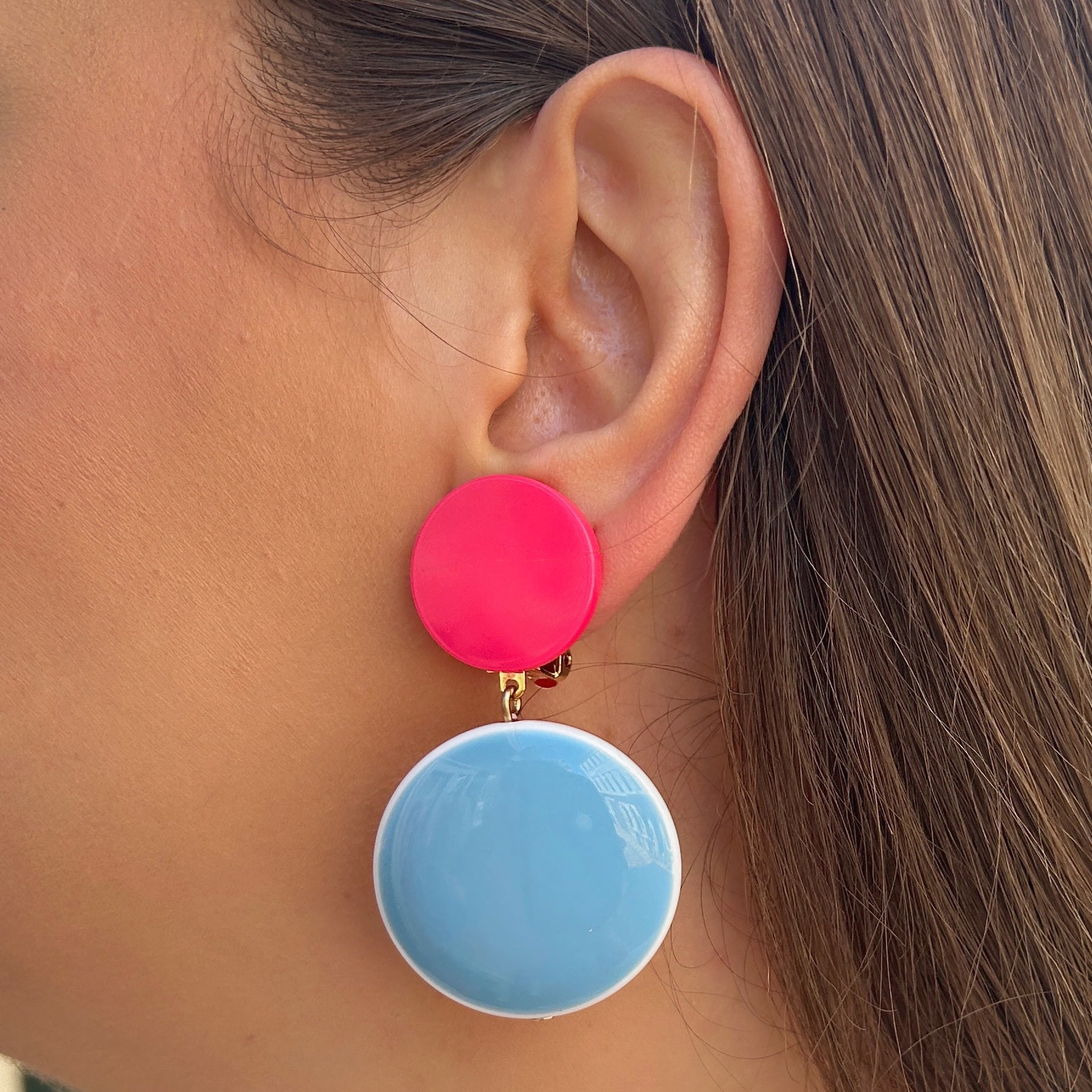 Boucles Tranoï Rose Bleu Francine Bramli Paris en résine rose fluo et bleu ciel avec design rond graphique et coloré.
