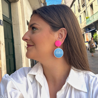 Boucles Tranoï Rose Bleu Francine Bramli Paris en résine rose fluo et bleu ciel avec design rond graphique et coloré.